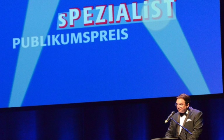 Matthias Brodowy als Laudator beim spezial Club Publikumspreis  live im Aegi Hannover Mai 2024_C_spezialClub_