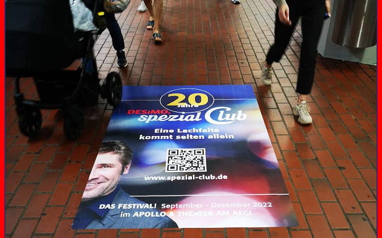 Werbung auf dem Bahnsteig: Festival 20 Jahre spezial Club