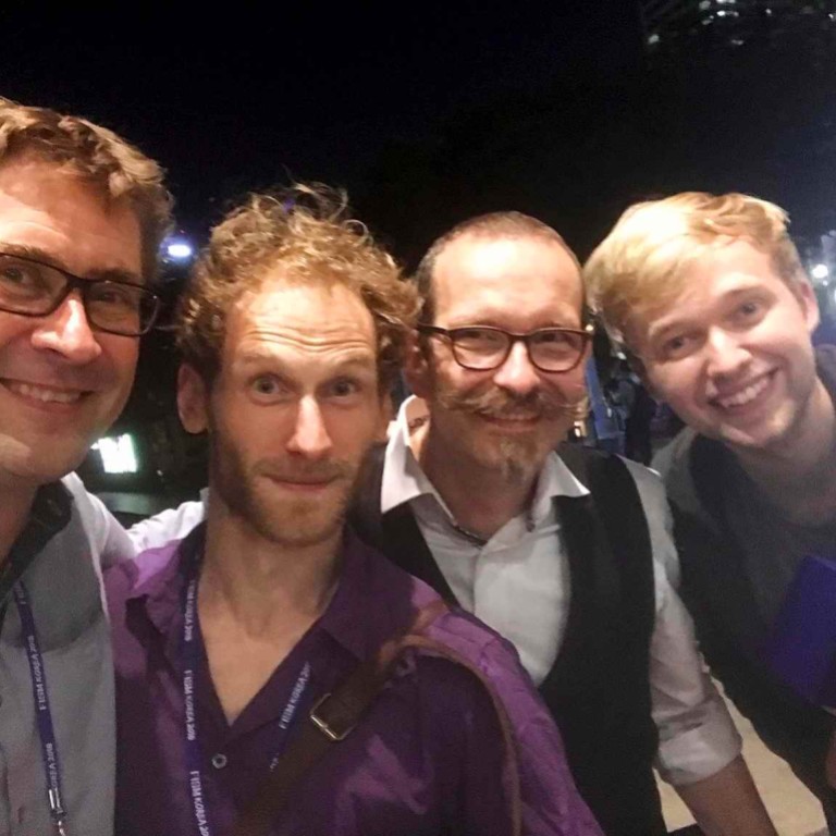 Gruppenbild mit frischgebackenem Weltmeister (rechts im Bild: Marc Weide) 2018 in Busan, Südkorea