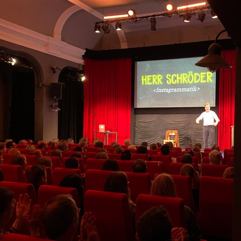 Herr Schröder war 2023 drei Mal ausverkauft mit "Instagrammatik im spezial Club - Foto spezial Club 